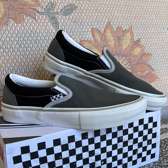 Vans WMNS Skate Slip-On
Reflective Black/Grey
VN0A5FCAN42
Sneakers - Picture 7 of 16